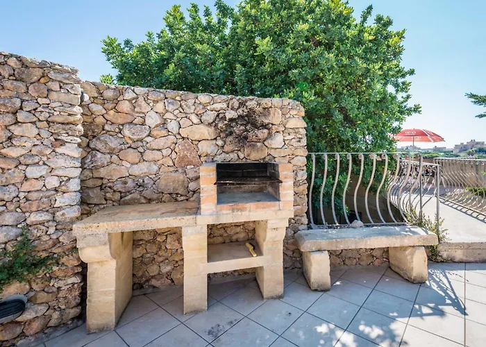 3 Bedroom Holiday Home With Private Pool And Views