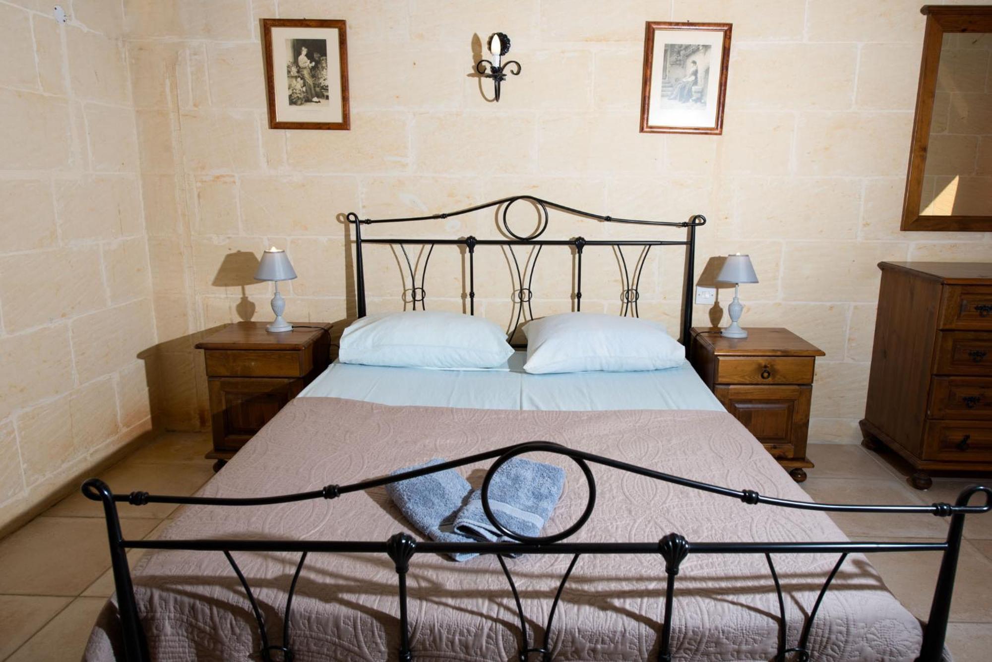 3 Bedroom With Private Pool And Views Nadur