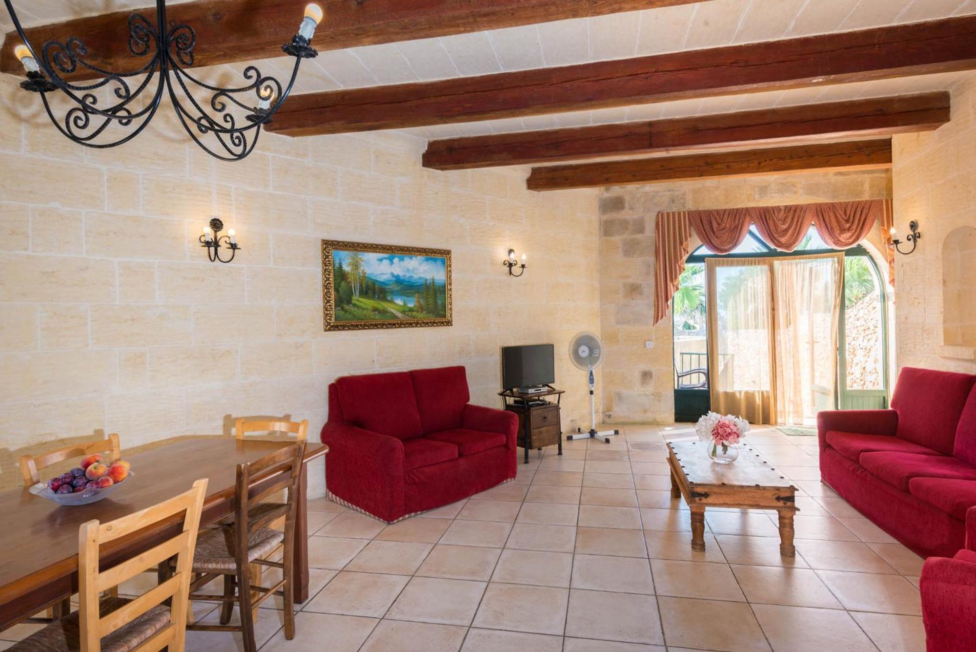 3 Bedroom With Private Pool And Views Nadur